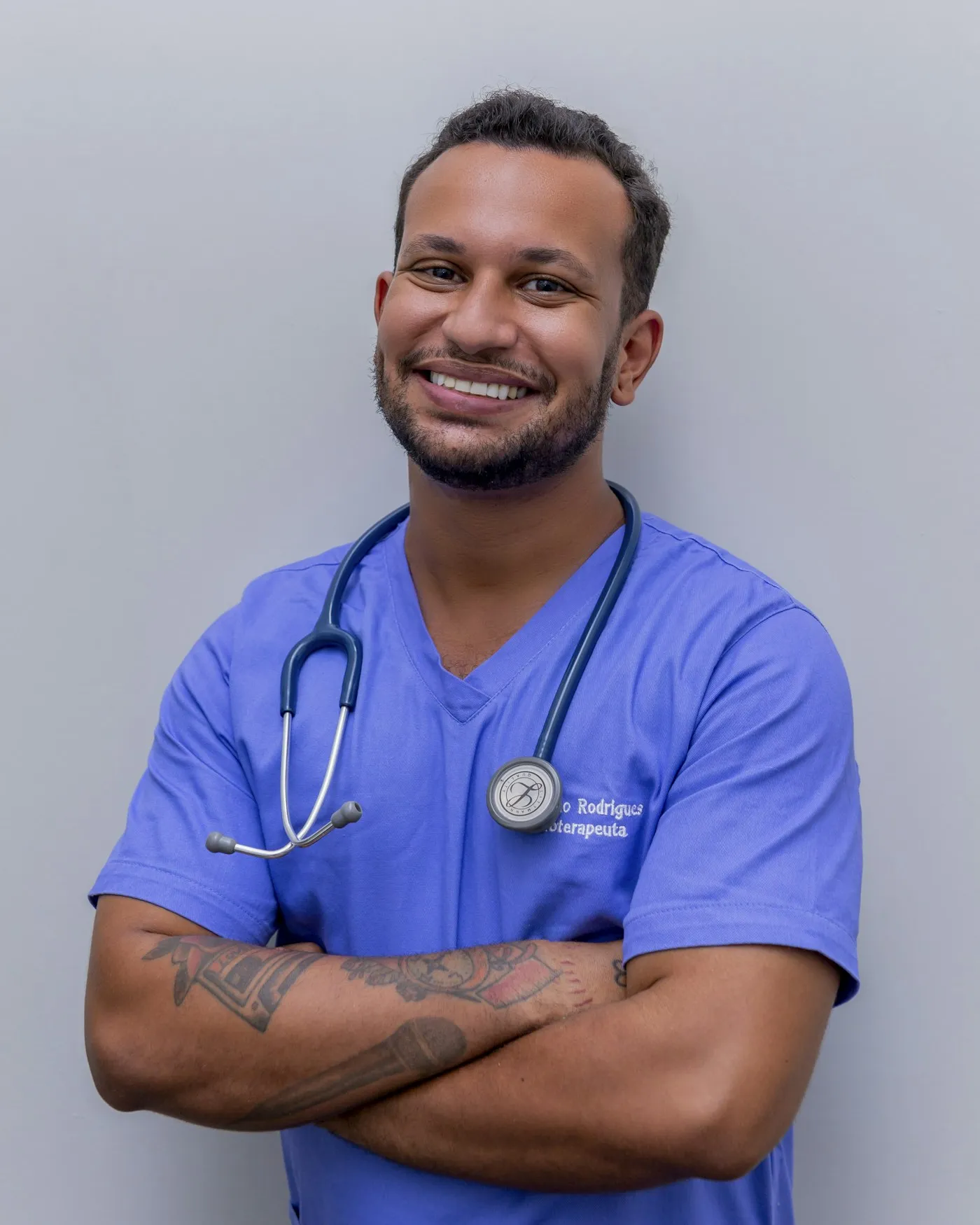 Enfermera con uniforme azul y estetoscopio