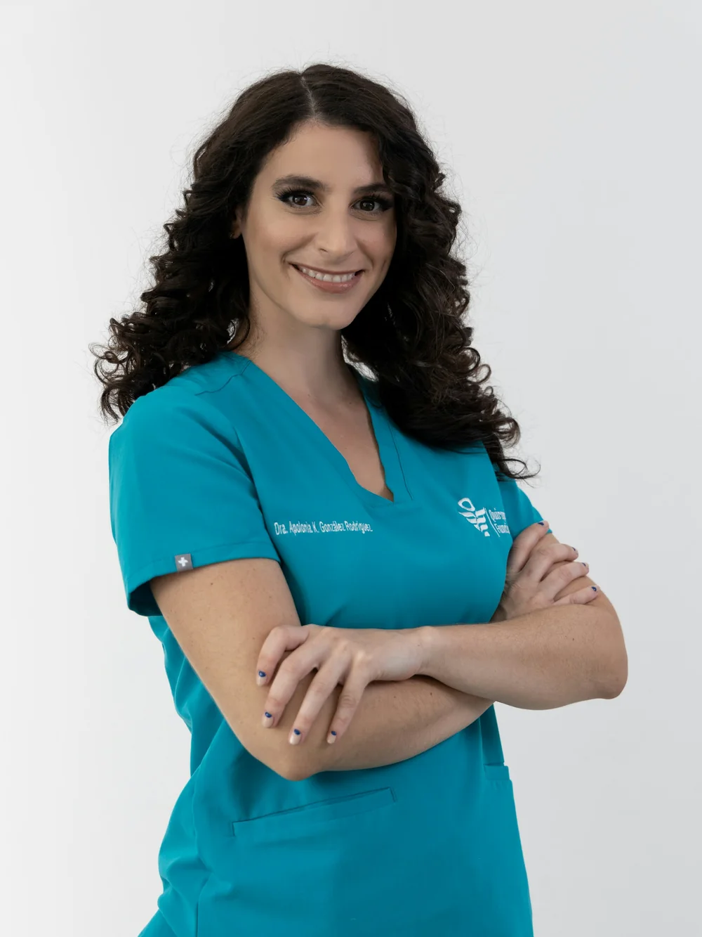 Integrante del equipo clínico con uniforme verde azulado